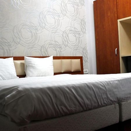 Kosher Hotel Lev Or Бухарест Экстерьер фото