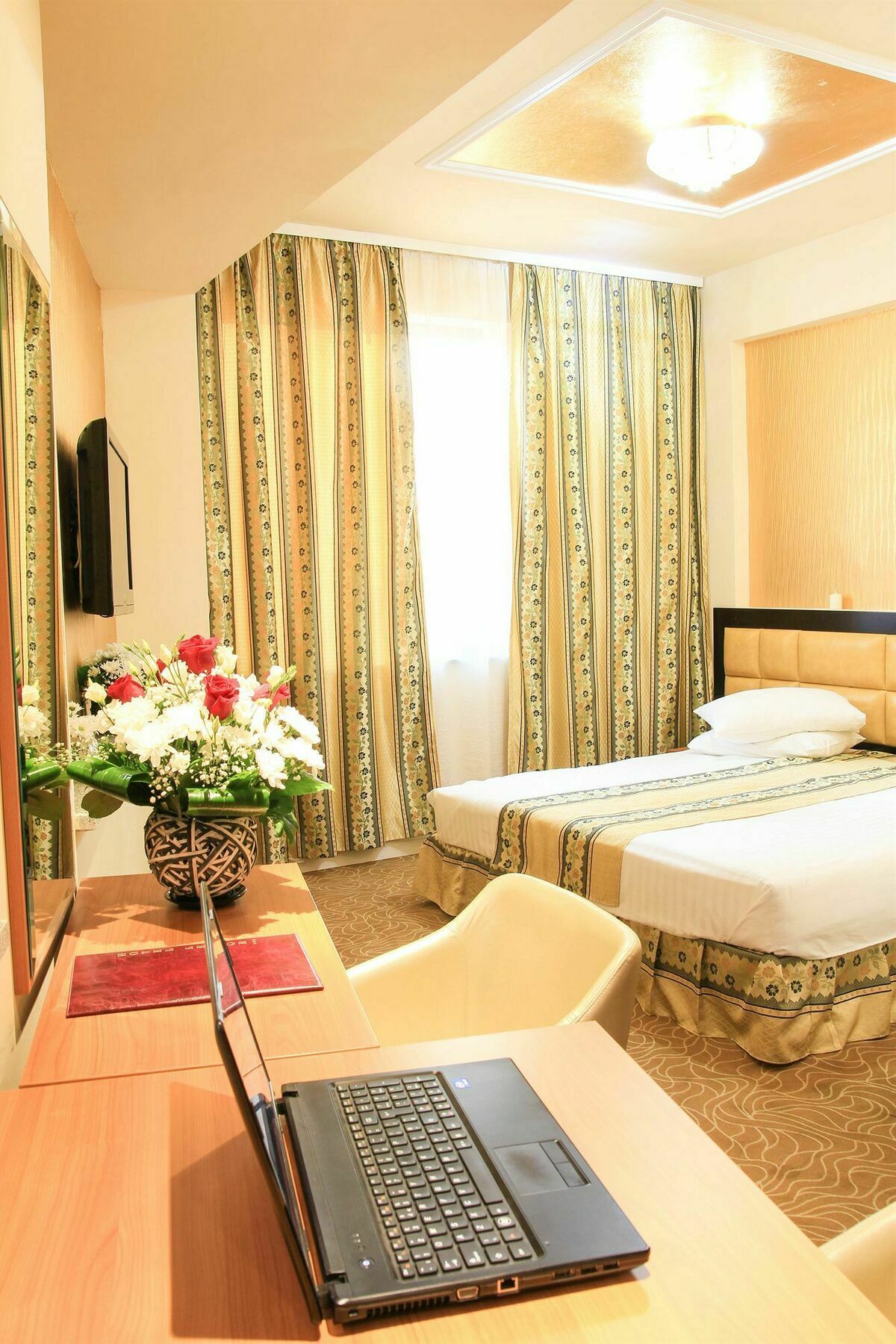 Kosher Hotel Lev Or Бухарест Экстерьер фото