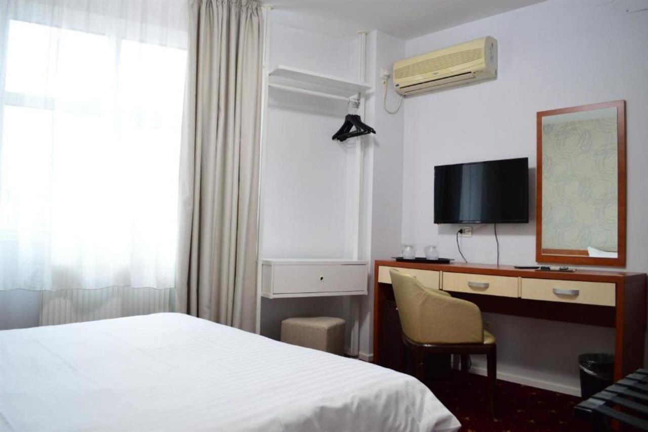 Kosher Hotel Lev Or Бухарест Экстерьер фото